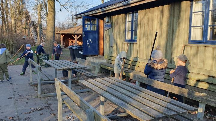 Mikrospejderne har travlt med at feje flisearealet