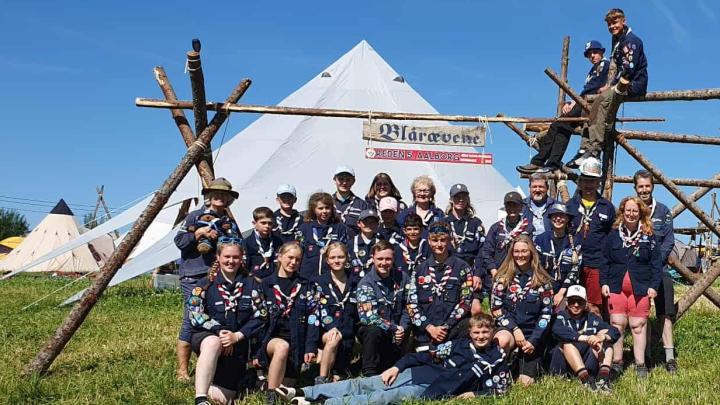 Blårævene og Reden ved indgangsportalen