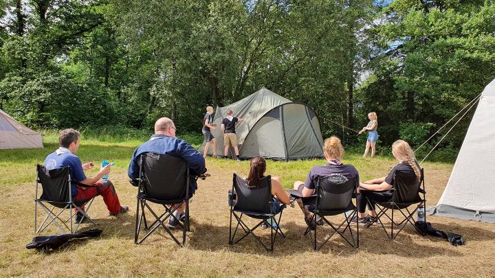 Ledere, der ser troppen sætte telt op